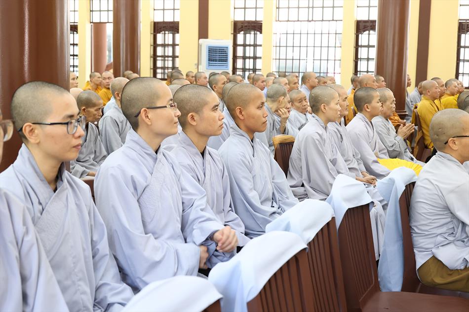 Bình Dương: Ban Hoằng pháp, Ban Kinh tế Tài chính Trung ương thăm trường hạ Phật giáo tỉnh