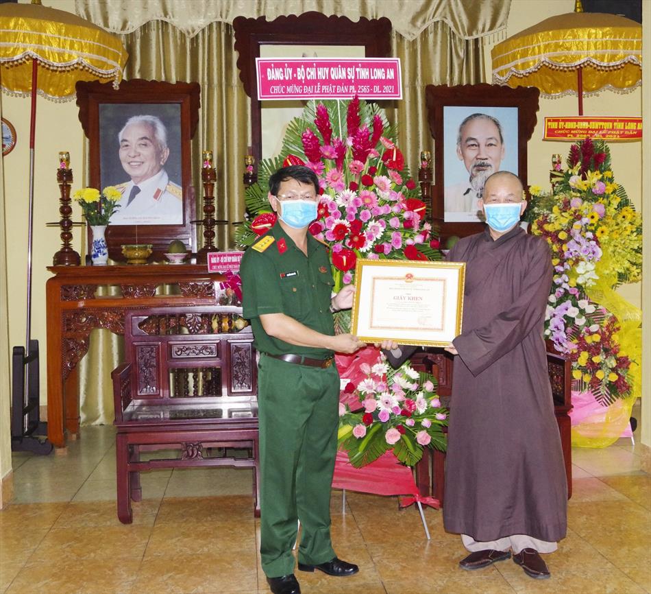 Bộ Chỉ huy Quân sự tỉnh chúc mừng ngày lễ Phật đản tại Ban Trị sự GHPGVN tỉnh Long An