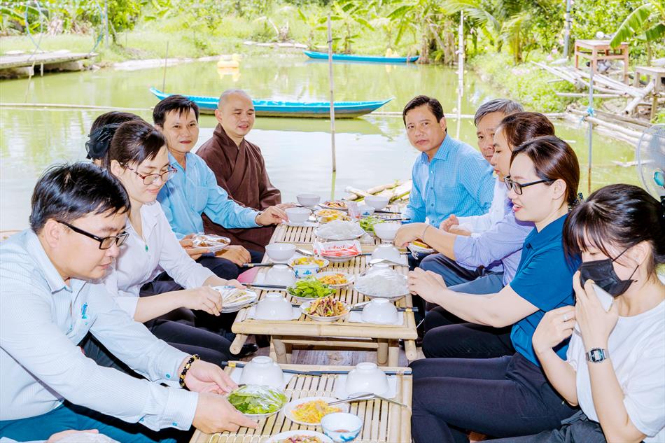 Chùa Ân Thọ đón tiếp lãnh đạo chính quyền tỉnh Long An, TP. Tân An và Agribank tỉnh Long An đến chúc mừng Phật đản – 2022