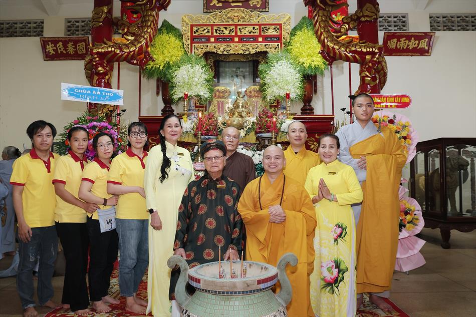 CHÙA ÂN THỌ TỤNG KINH CẦU NGUYỆN  CHÙA ÂN THỌ TỤNG KINH CẦU NGUYỆN