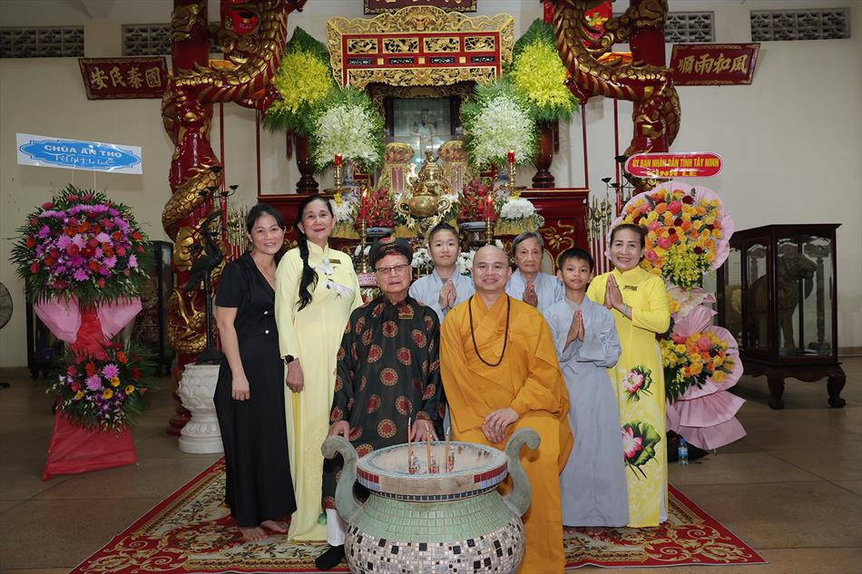 CHÙA ÂN THỌ TỤNG KINH CẦU NGUYỆN  CHÙA ÂN THỌ TỤNG KINH CẦU NGUYỆN