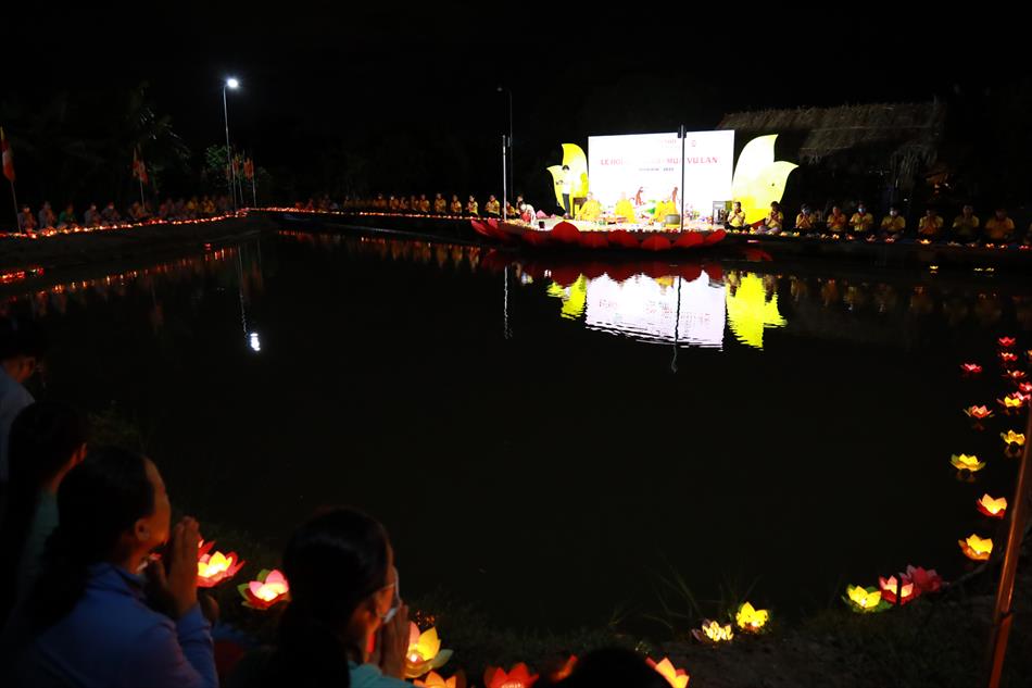 Chùa Ân Thọ tổ chức đêm hoa đăng hiếu đạo – Mùa Vu Lan