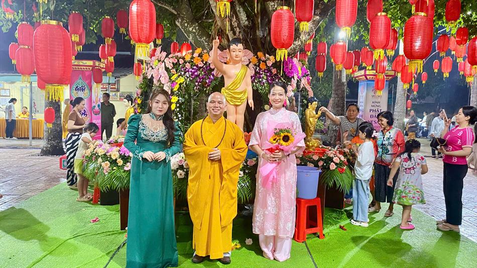 11 ĐÓN KHÁCH, TẮM PHẬT , LƯU NIỆM 11 ĐÓN KHÁCH, TẮM PHẬT , LƯU NIỆM