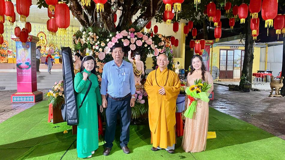 11 ĐÓN KHÁCH, TẮM PHẬT , LƯU NIỆM 11 ĐÓN KHÁCH, TẮM PHẬT , LƯU NIỆM
