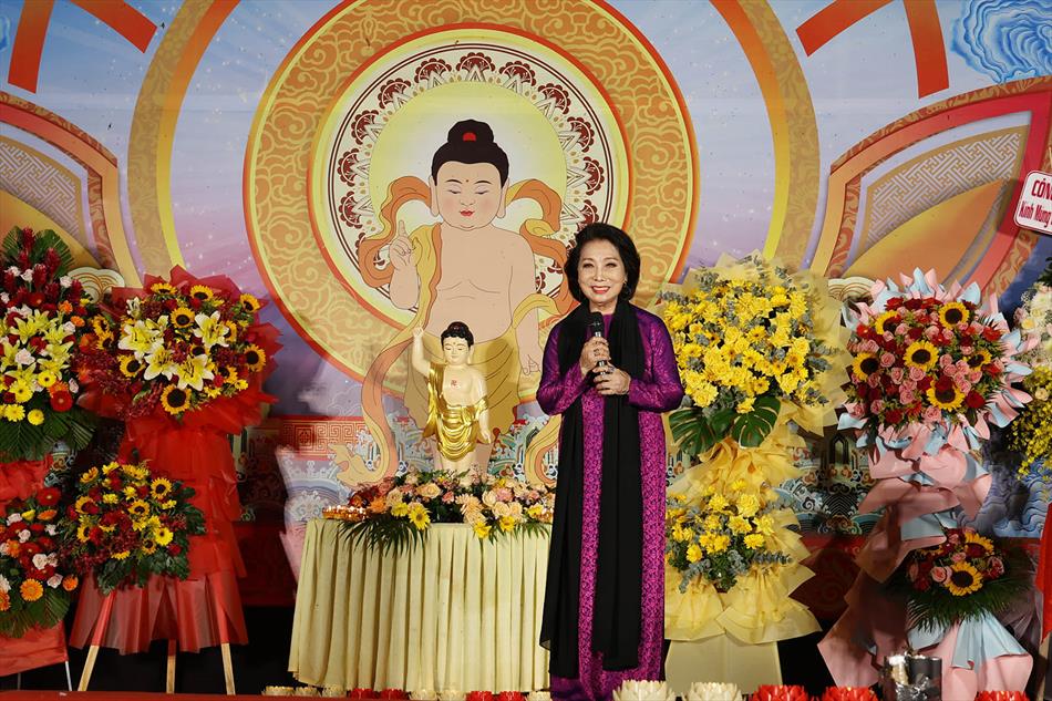 6 NSND BẠCH TUYẾT biểu diễn 6 NSND BẠCH TUYẾT biểu diễn