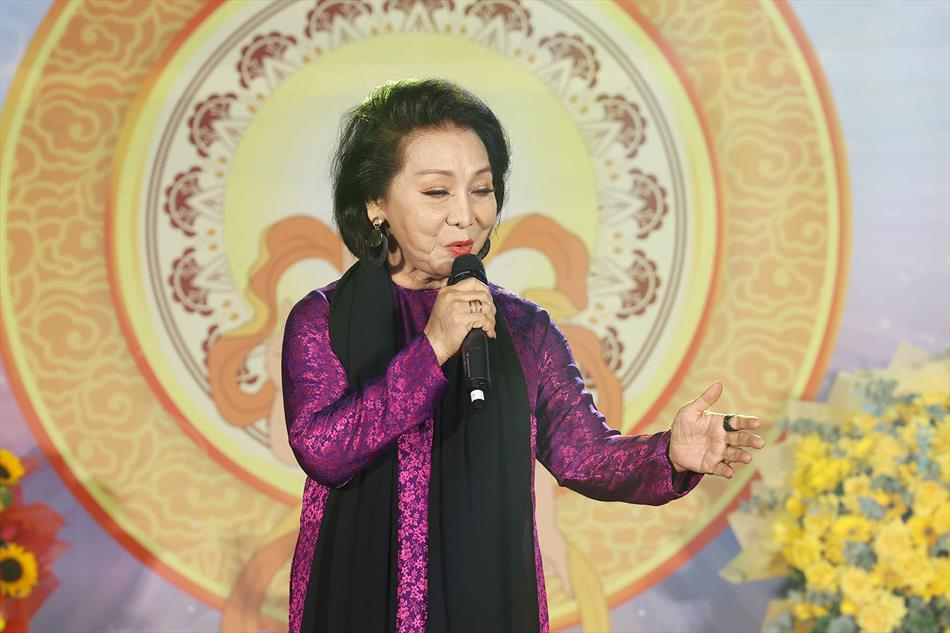 6 NSND BẠCH TUYẾT biểu diễn 6 NSND BẠCH TUYẾT biểu diễn