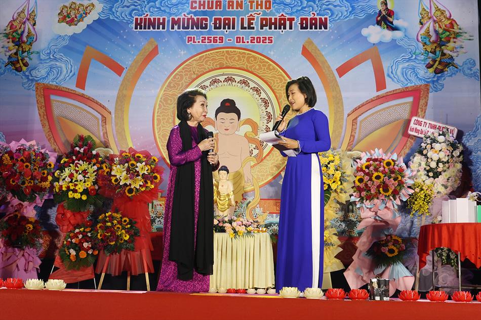 6 NSND BẠCH TUYẾT biểu diễn 6 NSND BẠCH TUYẾT biểu diễn