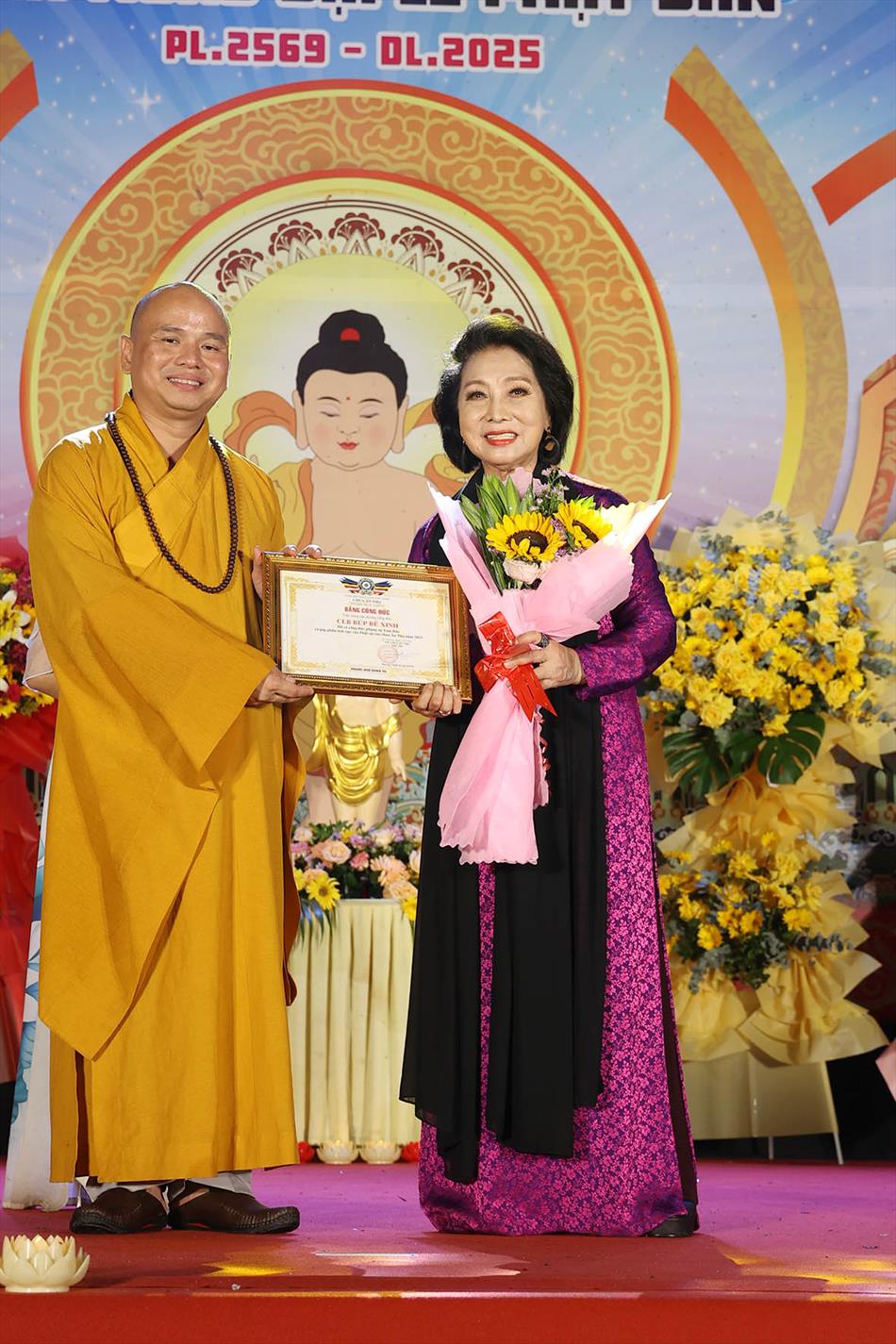 6 NSND BẠCH TUYẾT biểu diễn 6 NSND BẠCH TUYẾT biểu diễn