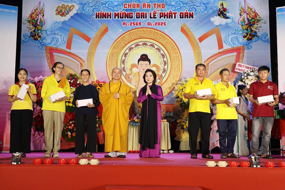 6 NSND BẠCH TUYẾT biểu diễn 6 NSND BẠCH TUYẾT biểu diễn