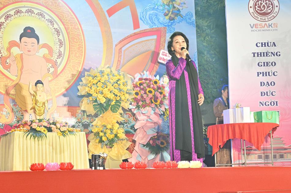 6 NSND BẠCH TUYẾT biểu diễn 6 NSND BẠCH TUYẾT biểu diễn