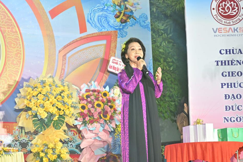 6 NSND BẠCH TUYẾT biểu diễn 6 NSND BẠCH TUYẾT biểu diễn