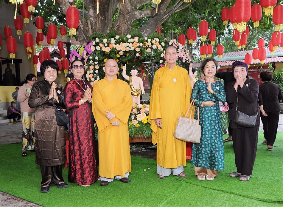 11 ĐÓN KHÁCH, TẮM PHẬT , LƯU NIỆM 11 ĐÓN KHÁCH, TẮM PHẬT , LƯU NIỆM