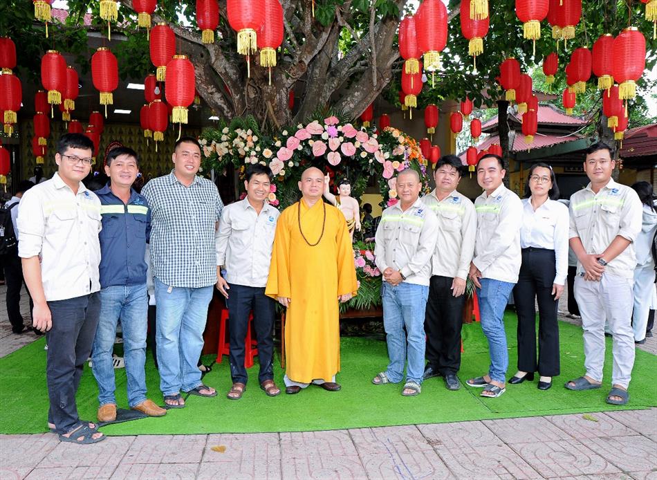 11 ĐÓN KHÁCH, TẮM PHẬT , LƯU NIỆM 11 ĐÓN KHÁCH, TẮM PHẬT , LƯU NIỆM