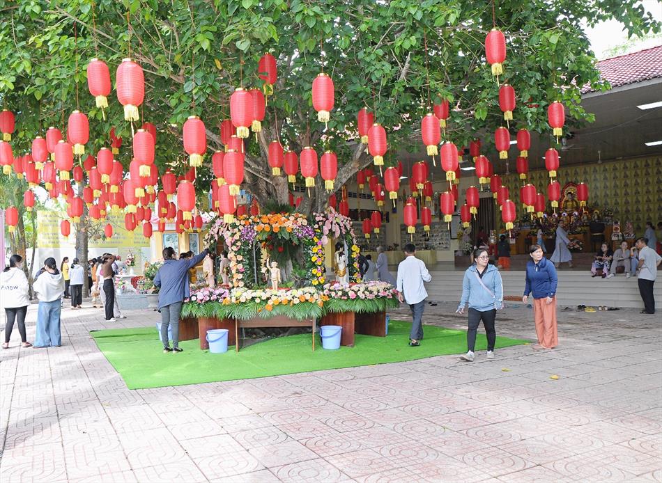 11 ĐÓN KHÁCH, TẮM PHẬT , LƯU NIỆM 11 ĐÓN KHÁCH, TẮM PHẬT , LƯU NIỆM