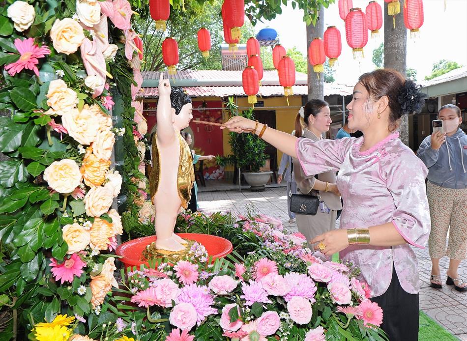 11 ĐÓN KHÁCH, TẮM PHẬT , LƯU NIỆM 11 ĐÓN KHÁCH, TẮM PHẬT , LƯU NIỆM