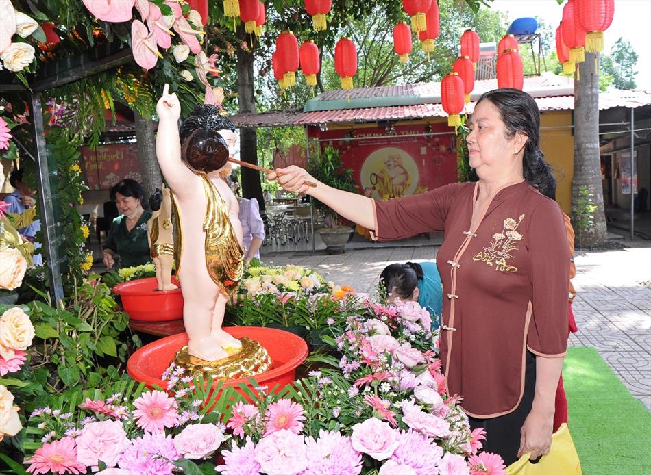 11 ĐÓN KHÁCH, TẮM PHẬT , LƯU NIỆM 11 ĐÓN KHÁCH, TẮM PHẬT , LƯU NIỆM