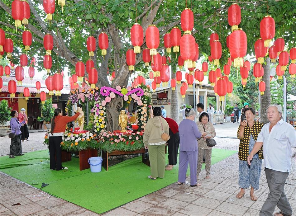 11 ĐÓN KHÁCH, TẮM PHẬT , LƯU NIỆM 11 ĐÓN KHÁCH, TẮM PHẬT , LƯU NIỆM