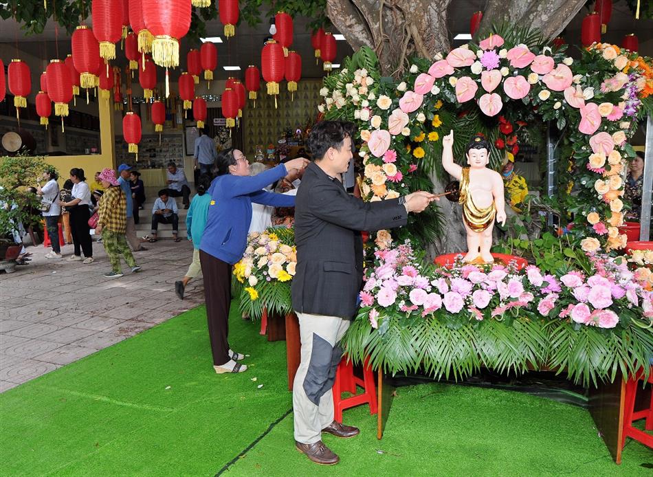 11 ĐÓN KHÁCH, TẮM PHẬT , LƯU NIỆM 11 ĐÓN KHÁCH, TẮM PHẬT , LƯU NIỆM
