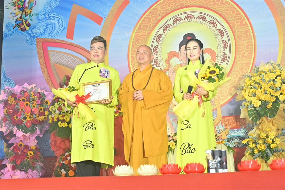 4 TRAO GIẤY CÔNG ĐỨC VÀ HOA CHÚC MỪNG CA SĨ 4 TRAO GIẤY CÔNG ĐỨC VÀ HOA CHÚC MỪNG CA SĨ