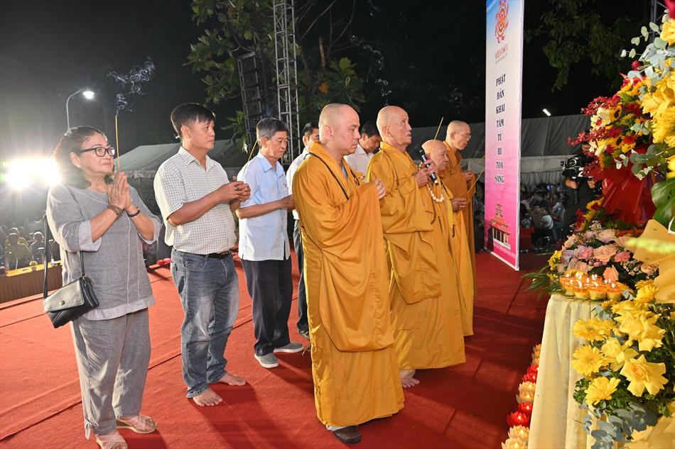 2 NGHI THỨC TẮM PHẬT TRÊN LỄ ĐÀI 2 NGHI THỨC TẮM PHẬT TRÊN LỄ ĐÀI