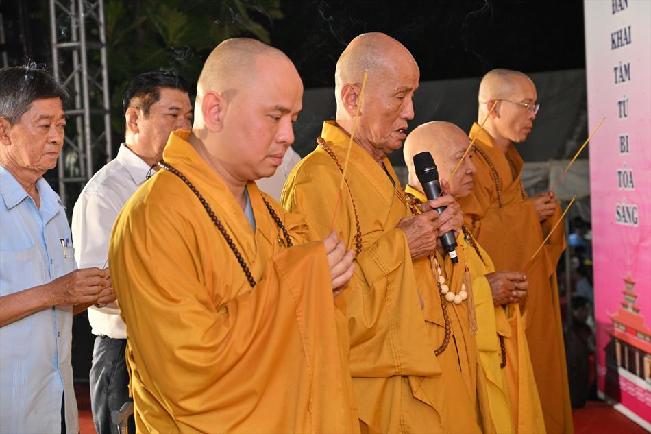 2 NGHI THỨC TẮM PHẬT TRÊN LỄ ĐÀI 2 NGHI THỨC TẮM PHẬT TRÊN LỄ ĐÀI