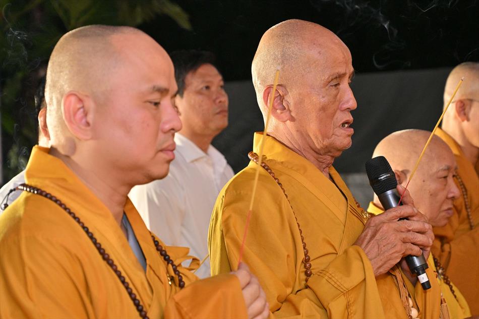 2 NGHI THỨC TẮM PHẬT TRÊN LỄ ĐÀI 2 NGHI THỨC TẮM PHẬT TRÊN LỄ ĐÀI