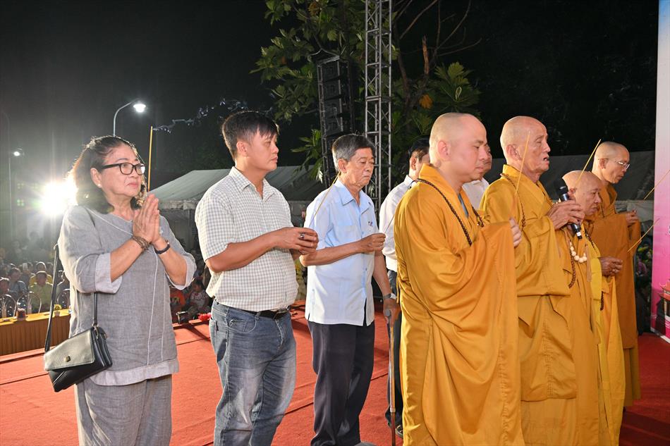 2 NGHI THỨC TẮM PHẬT TRÊN LỄ ĐÀI 2 NGHI THỨC TẮM PHẬT TRÊN LỄ ĐÀI