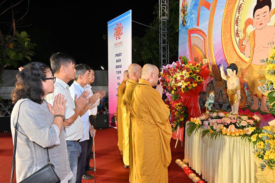 2 NGHI THỨC TẮM PHẬT TRÊN LỄ ĐÀI 2 NGHI THỨC TẮM PHẬT TRÊN LỄ ĐÀI