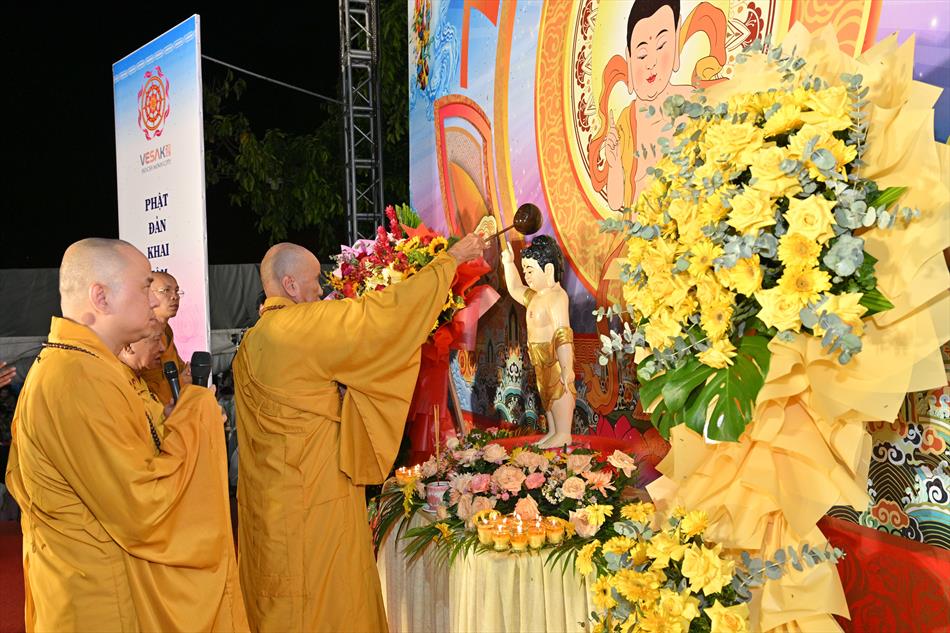 2 NGHI THỨC TẮM PHẬT TRÊN LỄ ĐÀI 2 NGHI THỨC TẮM PHẬT TRÊN LỄ ĐÀI