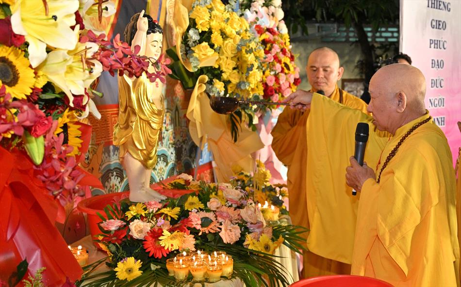 2 NGHI THỨC TẮM PHẬT TRÊN LỄ ĐÀI 2 NGHI THỨC TẮM PHẬT TRÊN LỄ ĐÀI