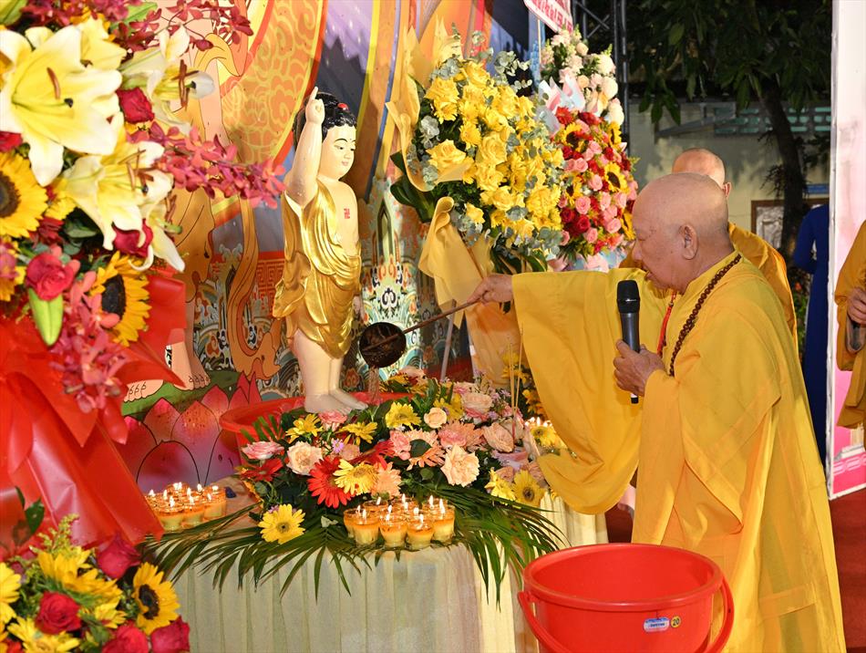 2 NGHI THỨC TẮM PHẬT TRÊN LỄ ĐÀI 2 NGHI THỨC TẮM PHẬT TRÊN LỄ ĐÀI