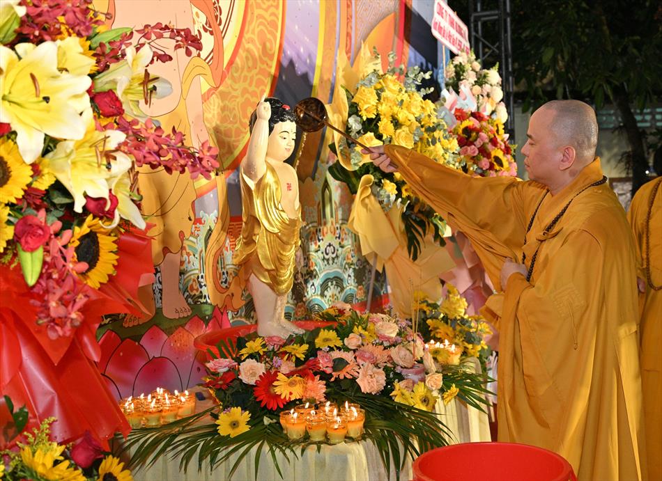 2 NGHI THỨC TẮM PHẬT TRÊN LỄ ĐÀI 2 NGHI THỨC TẮM PHẬT TRÊN LỄ ĐÀI
