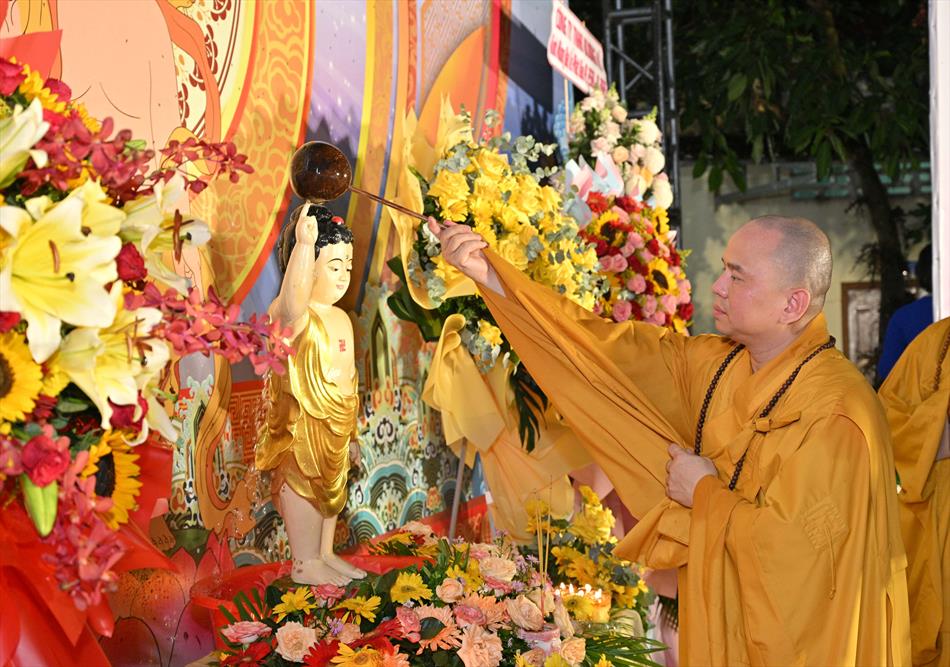 2 NGHI THỨC TẮM PHẬT TRÊN LỄ ĐÀI 2 NGHI THỨC TẮM PHẬT TRÊN LỄ ĐÀI
