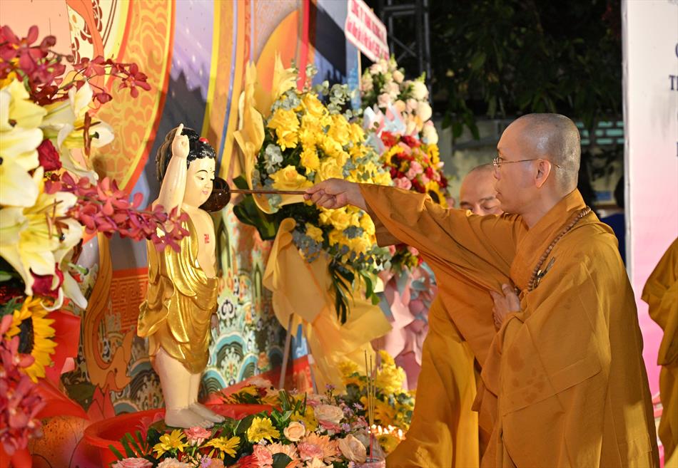 2 NGHI THỨC TẮM PHẬT TRÊN LỄ ĐÀI 2 NGHI THỨC TẮM PHẬT TRÊN LỄ ĐÀI