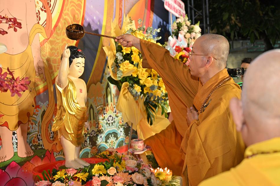 2 NGHI THỨC TẮM PHẬT TRÊN LỄ ĐÀI 2 NGHI THỨC TẮM PHẬT TRÊN LỄ ĐÀI