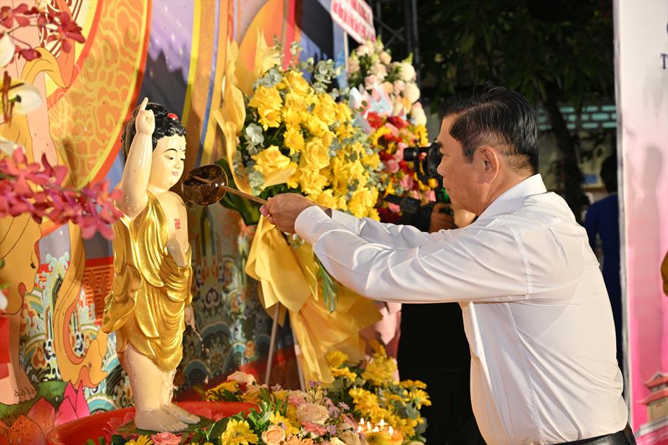 2 NGHI THỨC TẮM PHẬT TRÊN LỄ ĐÀI 2 NGHI THỨC TẮM PHẬT TRÊN LỄ ĐÀI