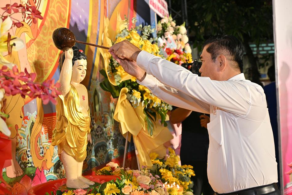 2 NGHI THỨC TẮM PHẬT TRÊN LỄ ĐÀI 2 NGHI THỨC TẮM PHẬT TRÊN LỄ ĐÀI