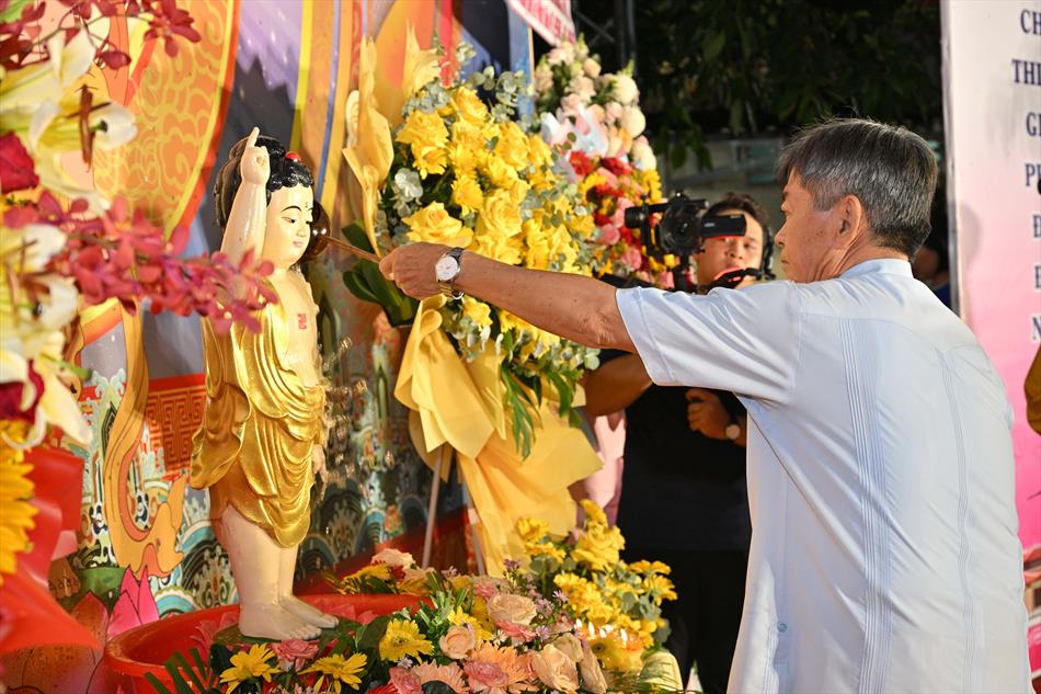 2 NGHI THỨC TẮM PHẬT TRÊN LỄ ĐÀI 2 NGHI THỨC TẮM PHẬT TRÊN LỄ ĐÀI
