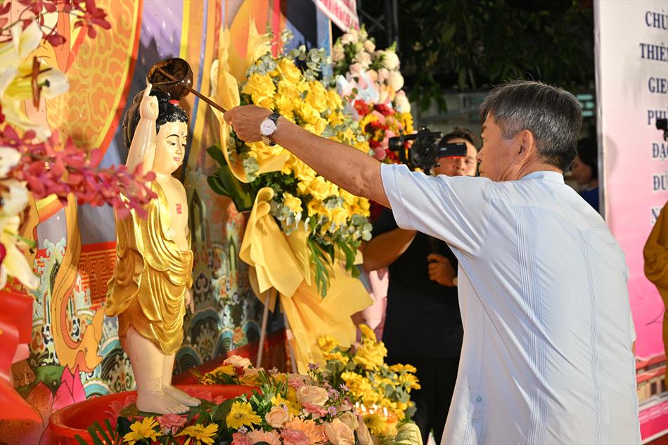 2 NGHI THỨC TẮM PHẬT TRÊN LỄ ĐÀI 2 NGHI THỨC TẮM PHẬT TRÊN LỄ ĐÀI