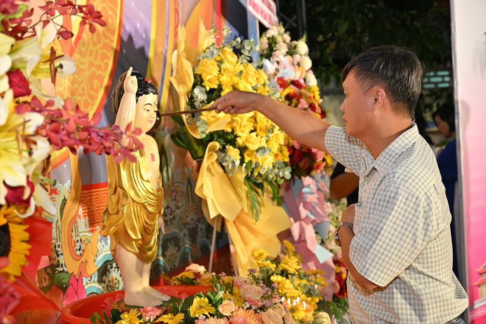 2 NGHI THỨC TẮM PHẬT TRÊN LỄ ĐÀI 2 NGHI THỨC TẮM PHẬT TRÊN LỄ ĐÀI
