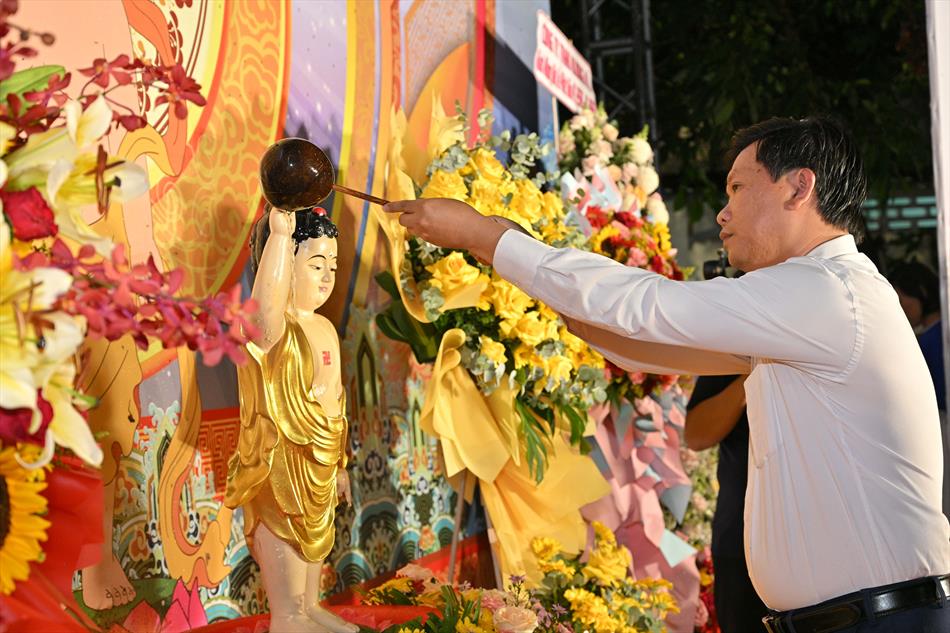2 NGHI THỨC TẮM PHẬT TRÊN LỄ ĐÀI 2 NGHI THỨC TẮM PHẬT TRÊN LỄ ĐÀI