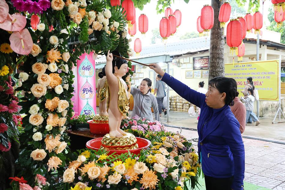 11 ĐÓN KHÁCH, TẮM PHẬT , LƯU NIỆM 11 ĐÓN KHÁCH, TẮM PHẬT , LƯU NIỆM