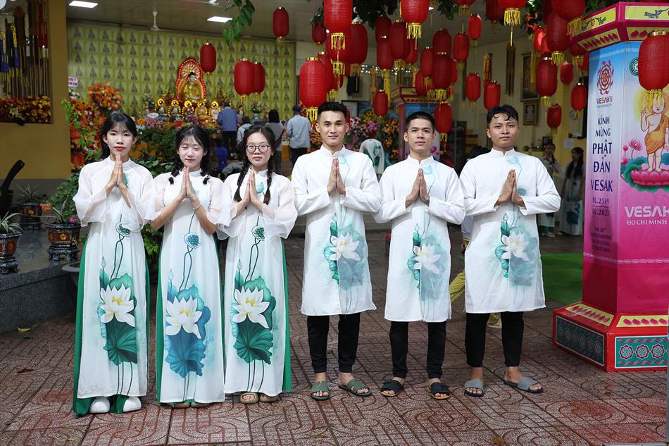 11 ĐÓN KHÁCH, TẮM PHẬT , LƯU NIỆM 11 ĐÓN KHÁCH, TẮM PHẬT , LƯU NIỆM
