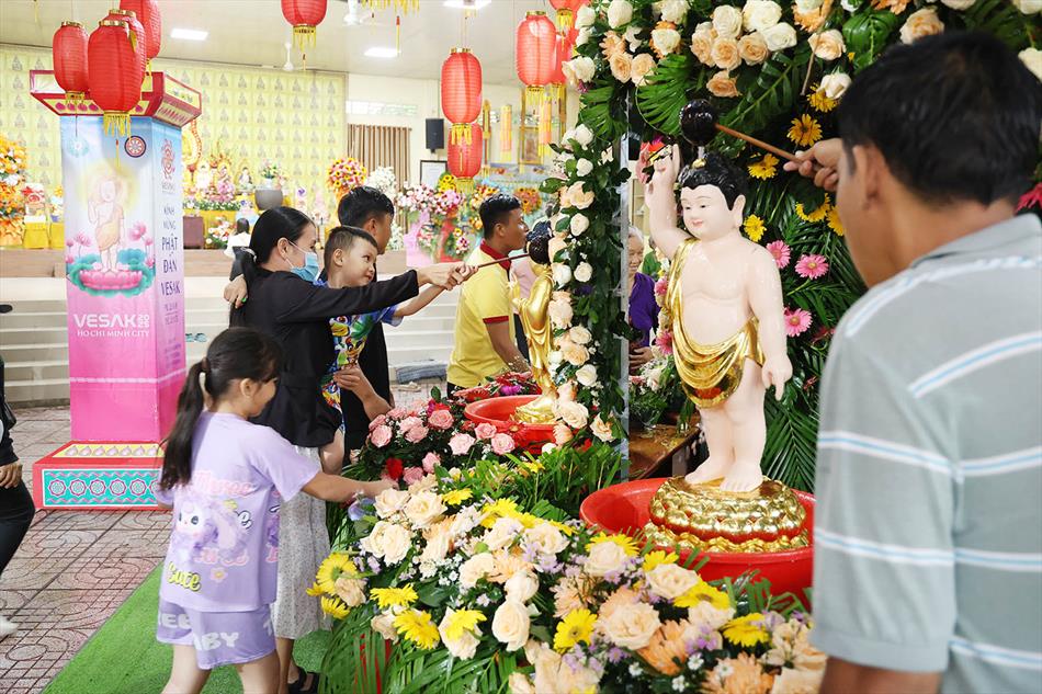 11 ĐÓN KHÁCH, TẮM PHẬT , LƯU NIỆM 11 ĐÓN KHÁCH, TẮM PHẬT , LƯU NIỆM