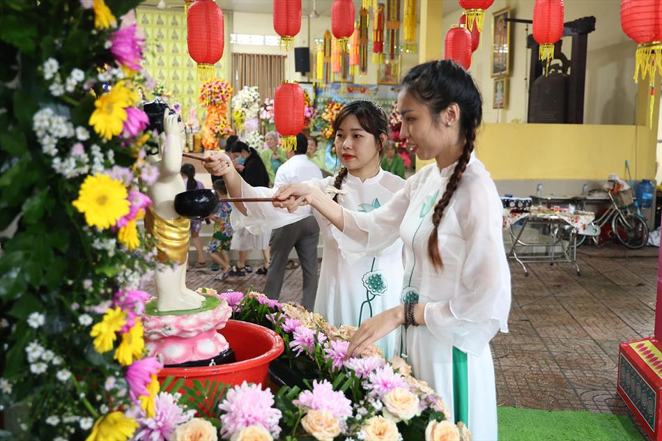 11 ĐÓN KHÁCH, TẮM PHẬT , LƯU NIỆM 11 ĐÓN KHÁCH, TẮM PHẬT , LƯU NIỆM
