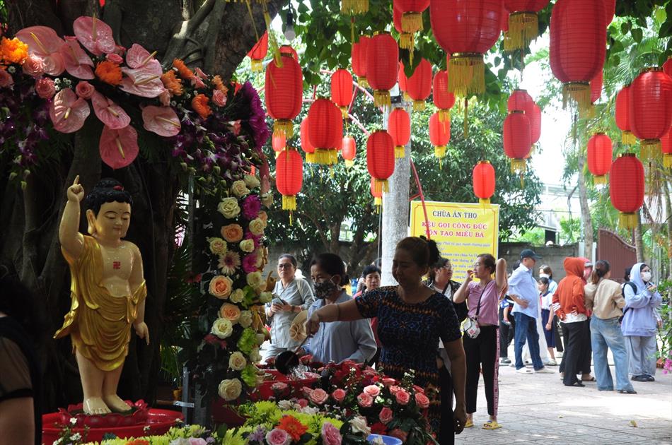 11 ĐÓN KHÁCH, TẮM PHẬT , LƯU NIỆM 11 ĐÓN KHÁCH, TẮM PHẬT , LƯU NIỆM