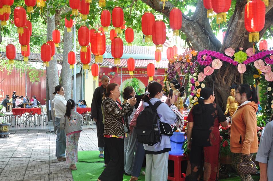 11 ĐÓN KHÁCH, TẮM PHẬT , LƯU NIỆM 11 ĐÓN KHÁCH, TẮM PHẬT , LƯU NIỆM