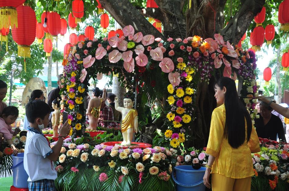 11 ĐÓN KHÁCH, TẮM PHẬT , LƯU NIỆM 11 ĐÓN KHÁCH, TẮM PHẬT , LƯU NIỆM