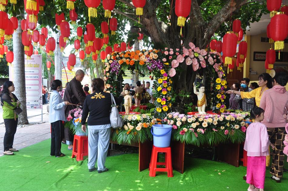 11 ĐÓN KHÁCH, TẮM PHẬT , LƯU NIỆM 11 ĐÓN KHÁCH, TẮM PHẬT , LƯU NIỆM