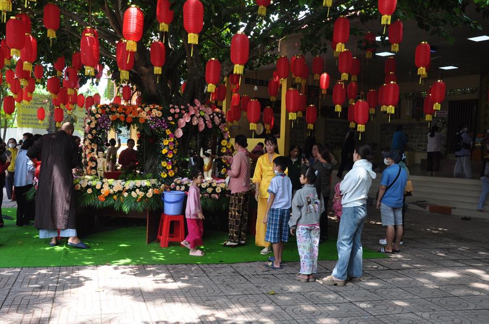 11 ĐÓN KHÁCH, TẮM PHẬT , LƯU NIỆM 11 ĐÓN KHÁCH, TẮM PHẬT , LƯU NIỆM
